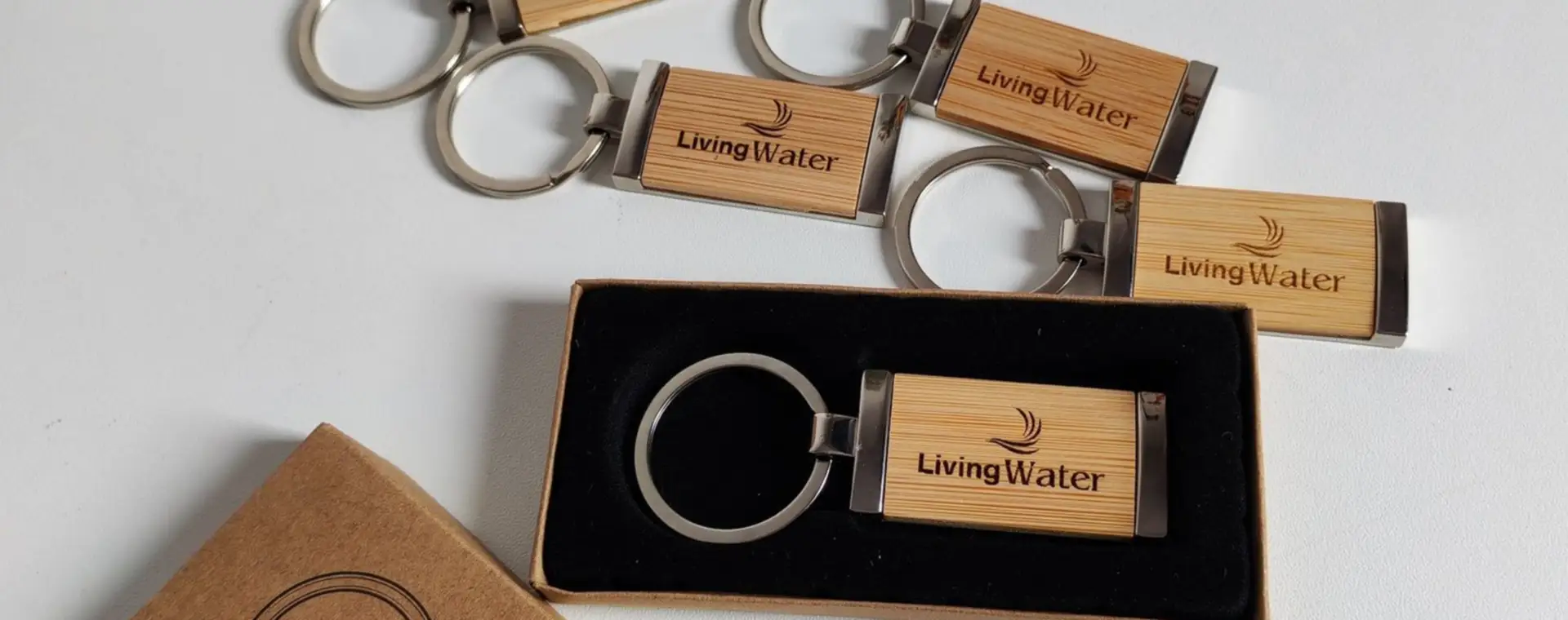 Llaveros de bambú y metal con logo grabado con láser y caja de presentación