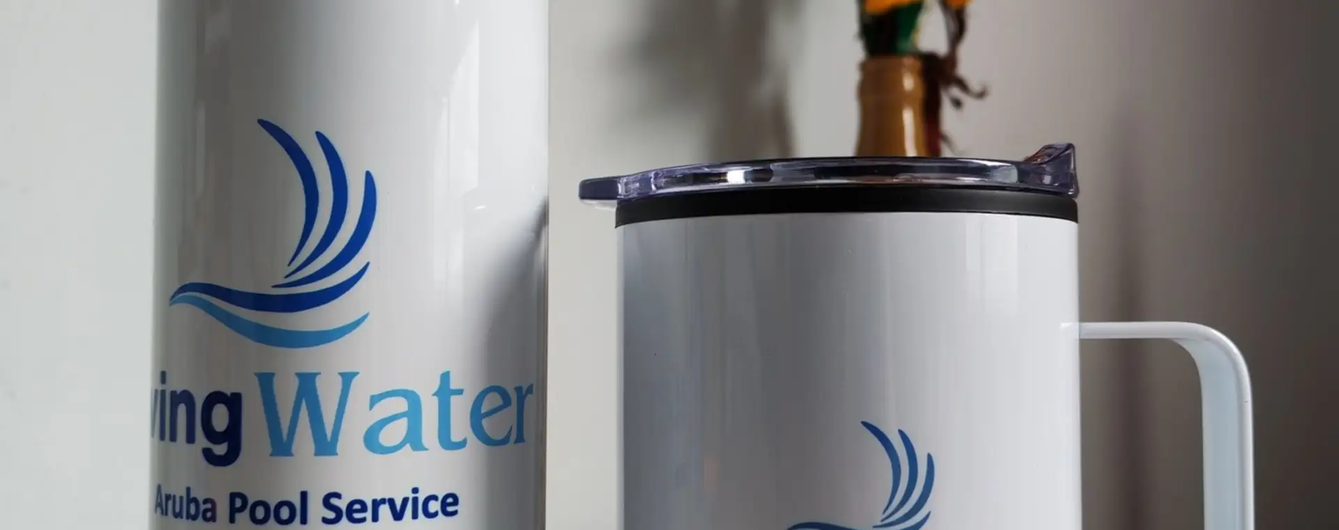 Botella y mug térmico blancos personalizados con logo azul