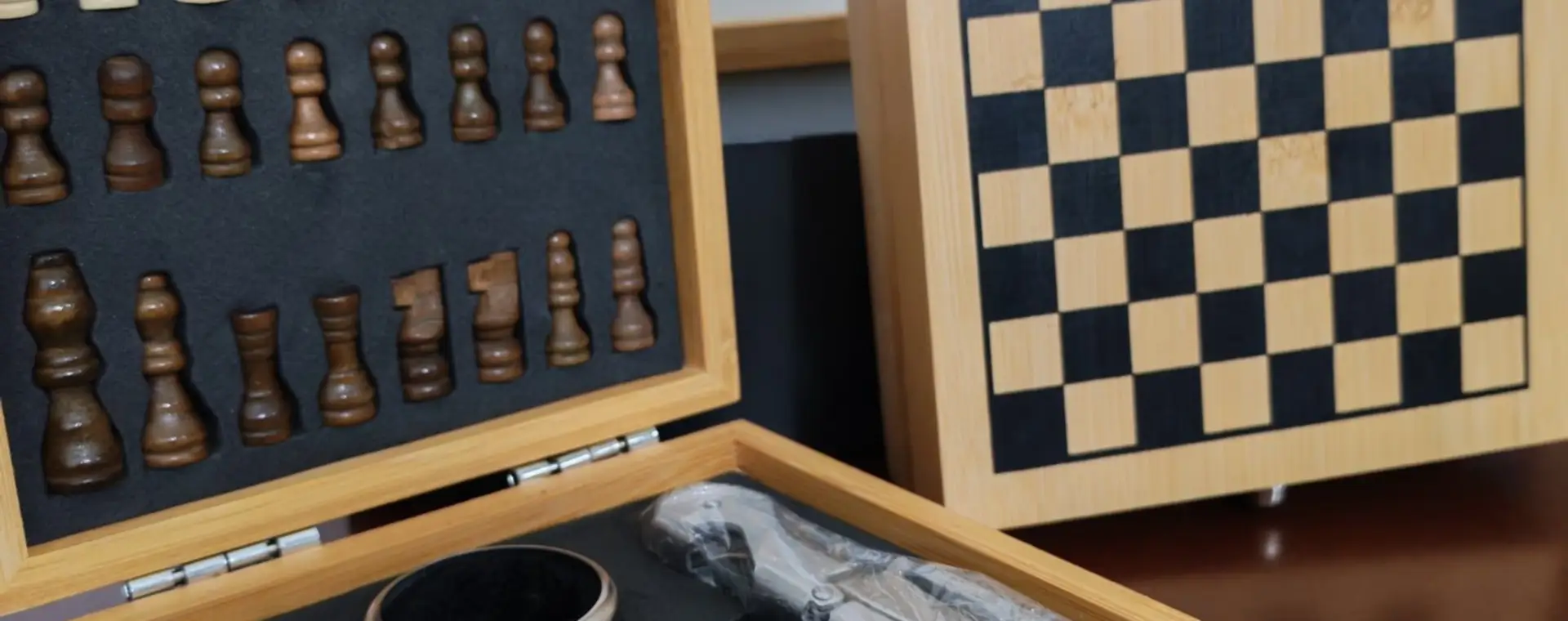 Set de vino con juego de ajedrez en caja de bambú con logo grabado