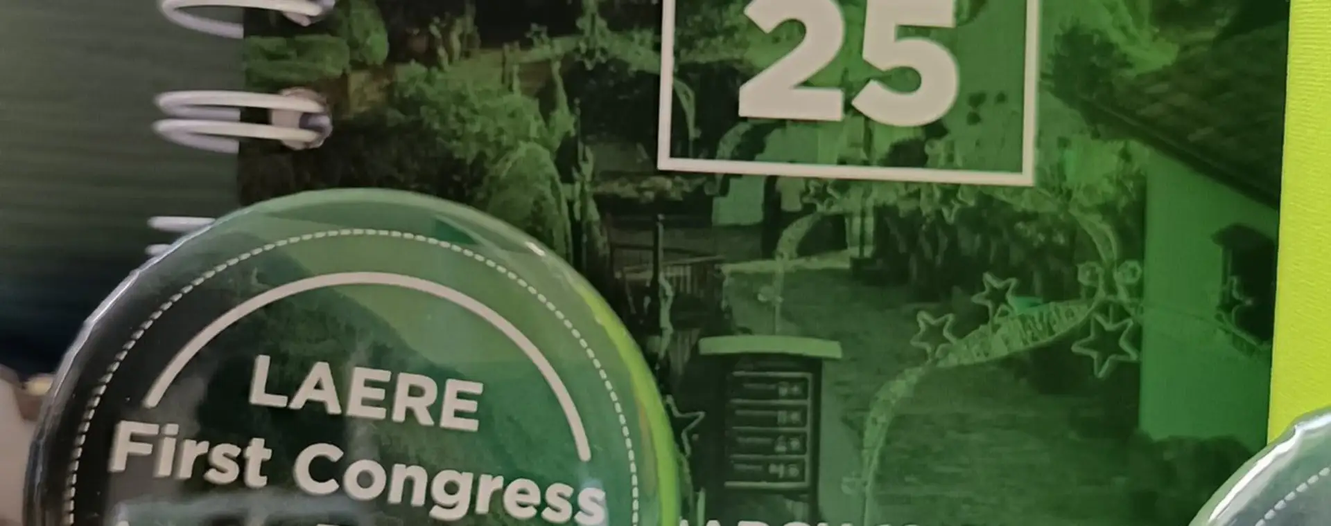 Libreta argollada y pieza de acrílico personalizadas para un congreso