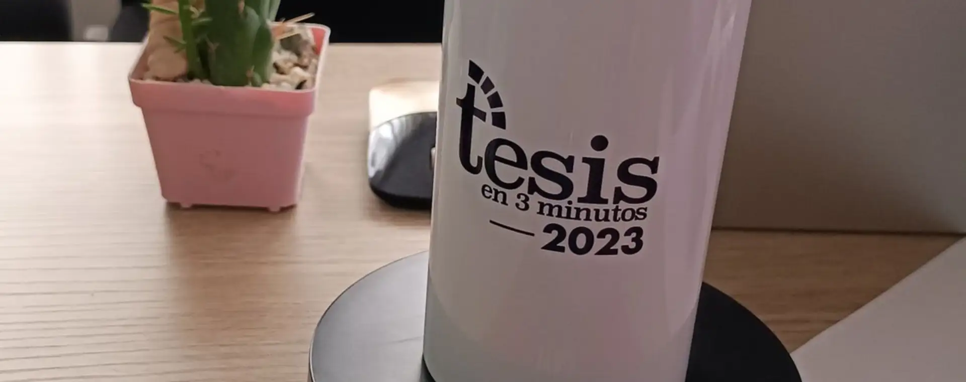 Botella de aluminio blanca personalizada con el logo de un evento