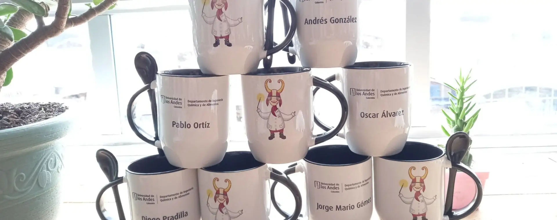 Mugs blancos con cuchara personalizados con el nombre de cada persona