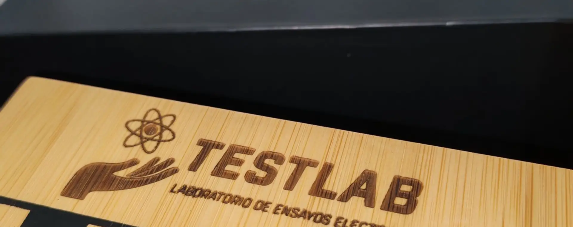 Caja de bambú con tablero de ajedrez y logo grabado con láser