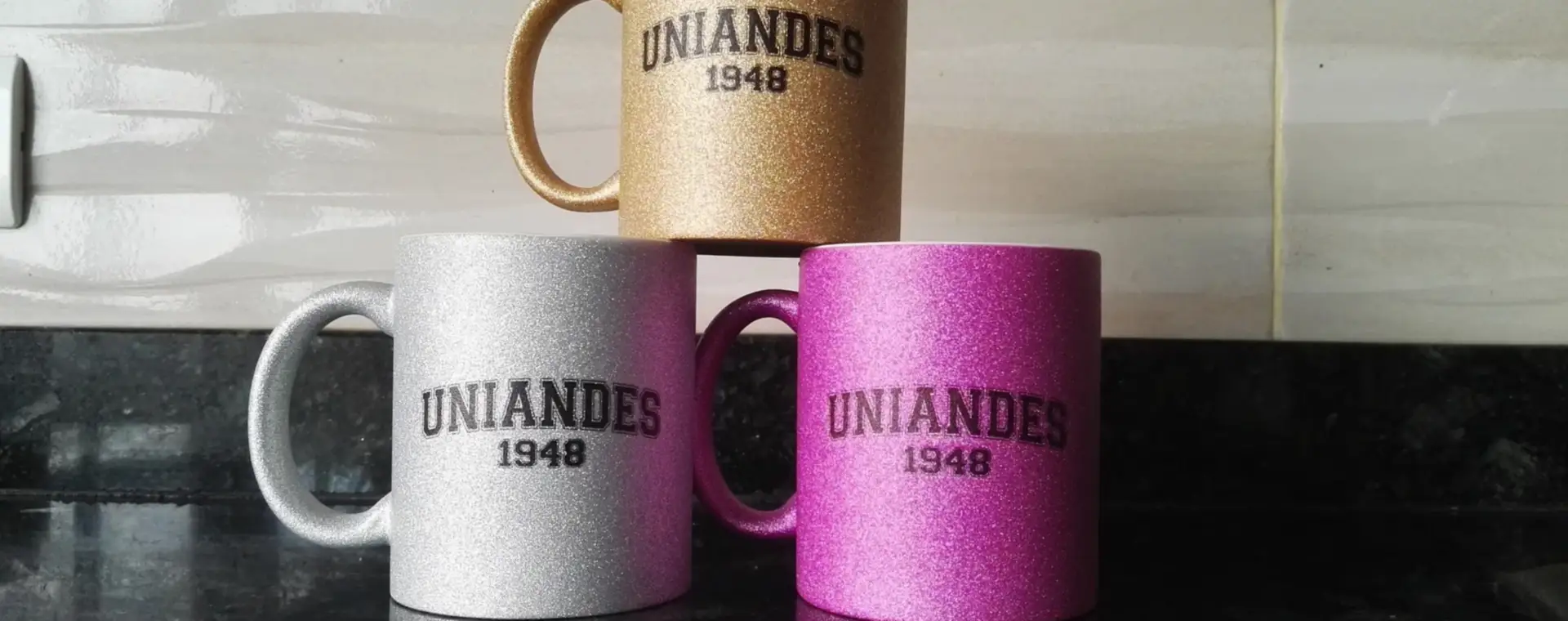 Mugs con acabado brillante en dorado, plateado y fucsia personalizados con logo
