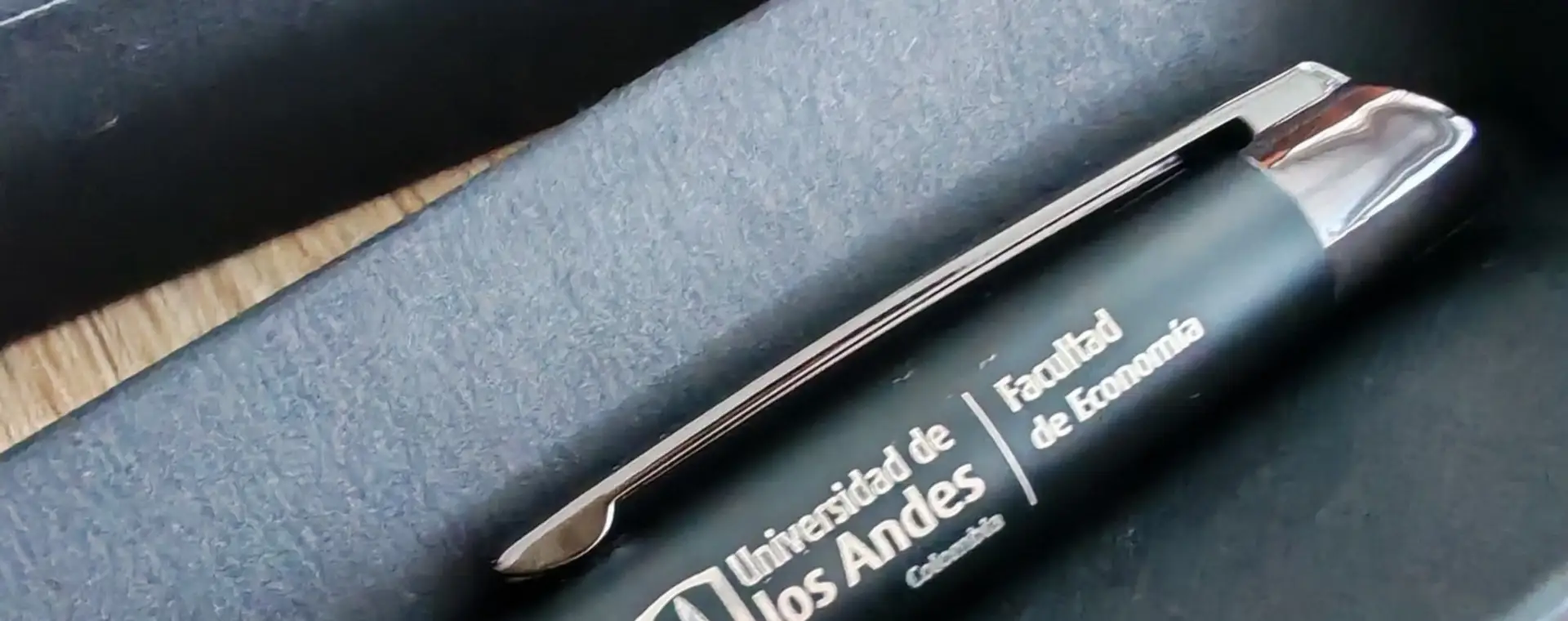 Bolígrafo metálico negro con logo grabado en estuche negro