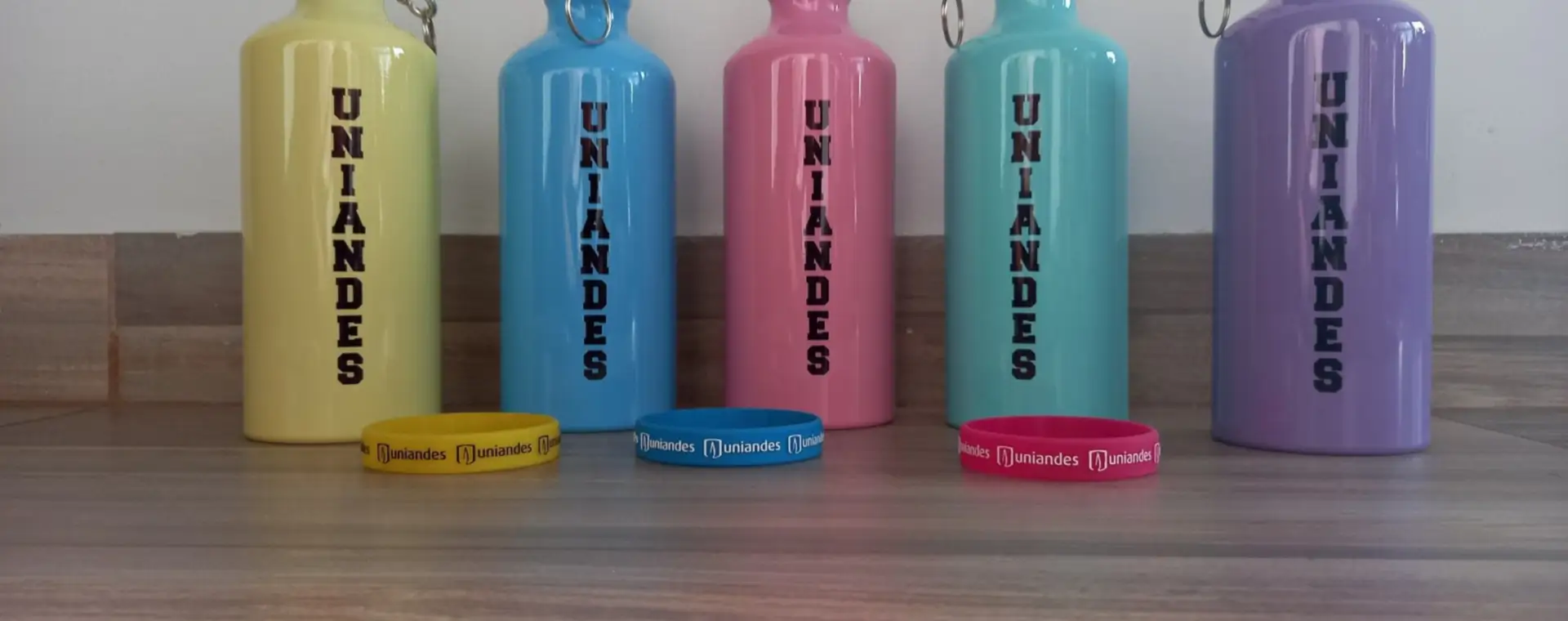 Botellas de aluminio de colores pastel personalizadas con texto vertical