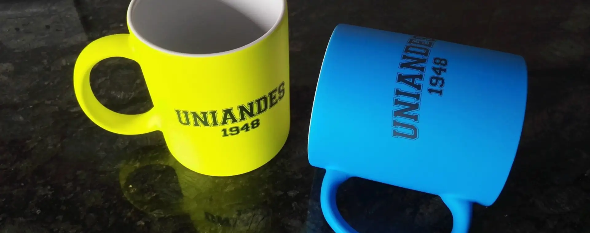 Mugs de colores neón amarillo y azul personalizados con logo