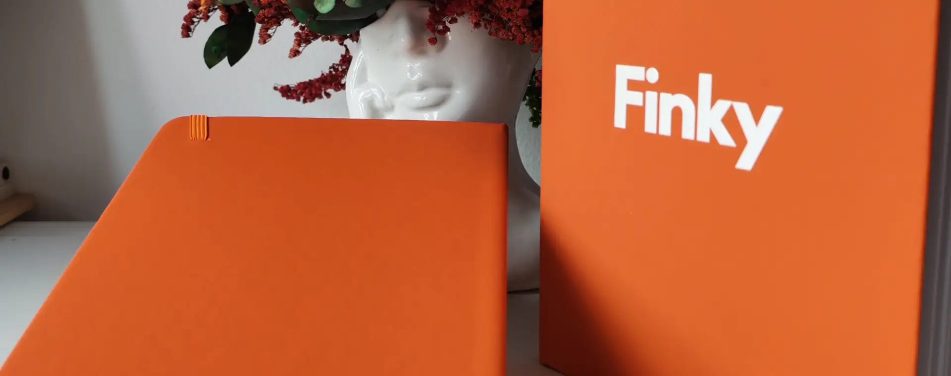 Libretas corporativas naranjas personalizadas con el logo de Finky