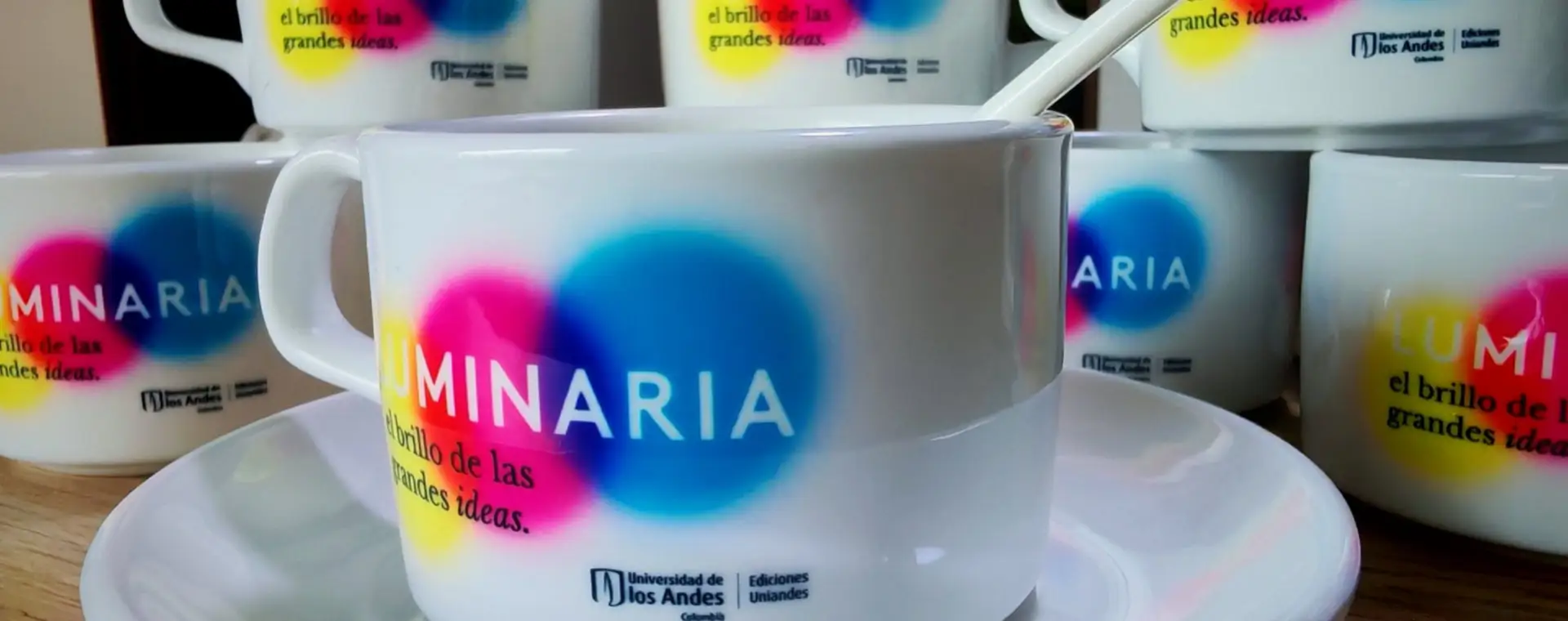 Taza blanca personalizada a todo color con el logo de una campaña