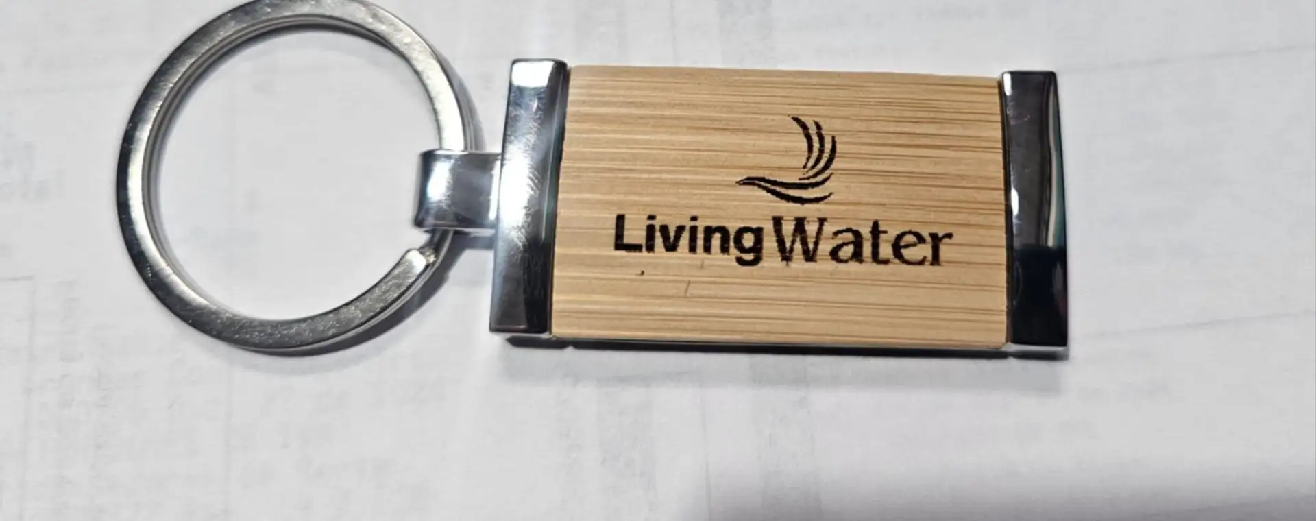Llavero de bambú y metal con logo grabado con láser