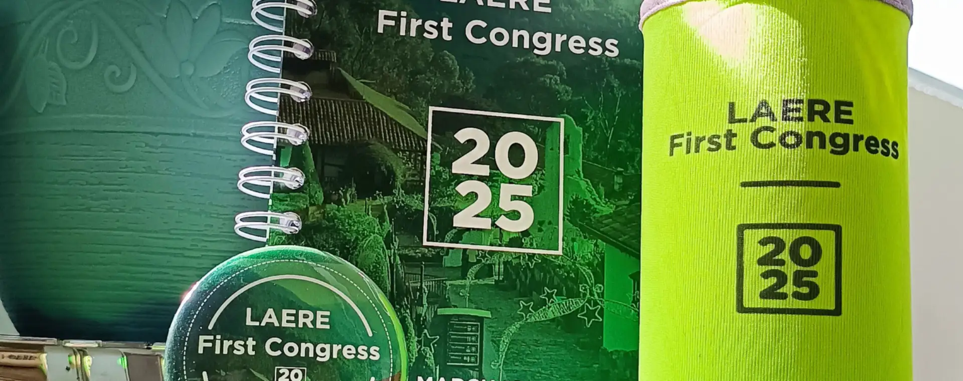Kit real del congreso LAERE 2025 con libreta, botella y botón personalizados por MG Promocionales