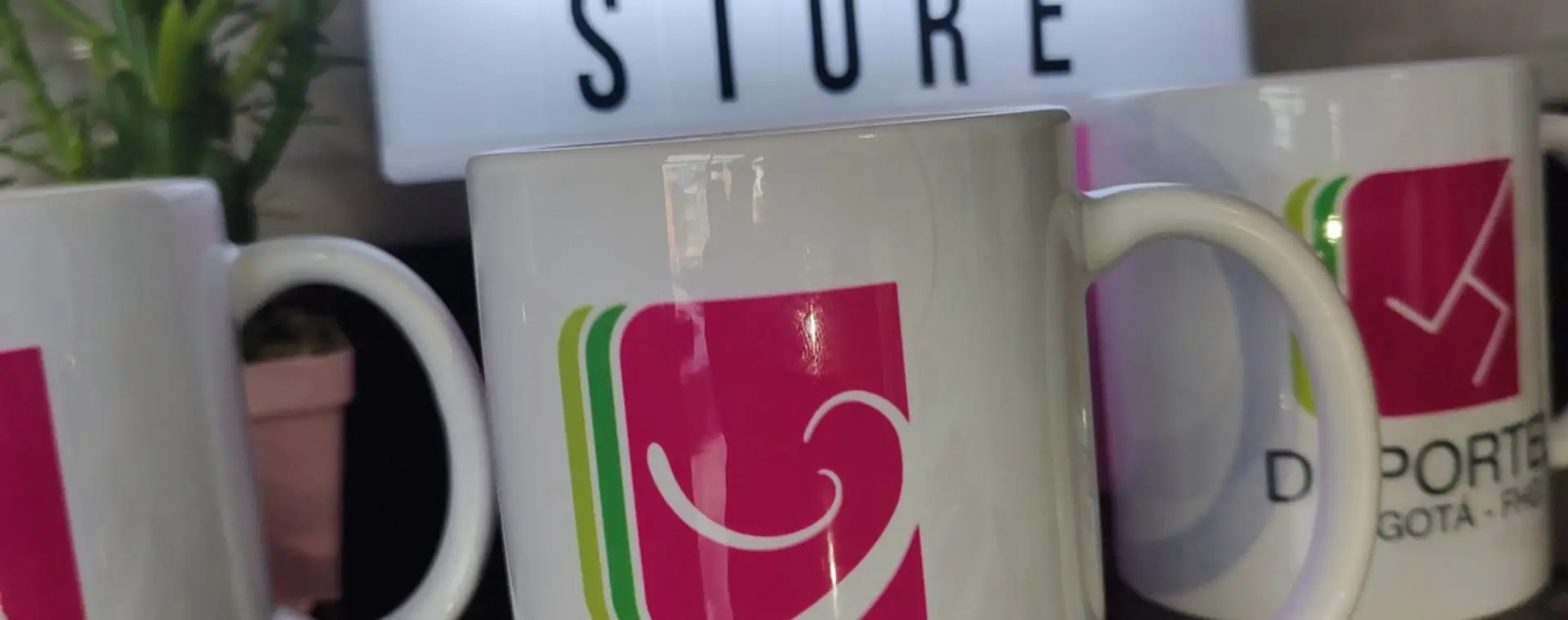 Mugs blancos personalizados con logos de color fucsia y verde