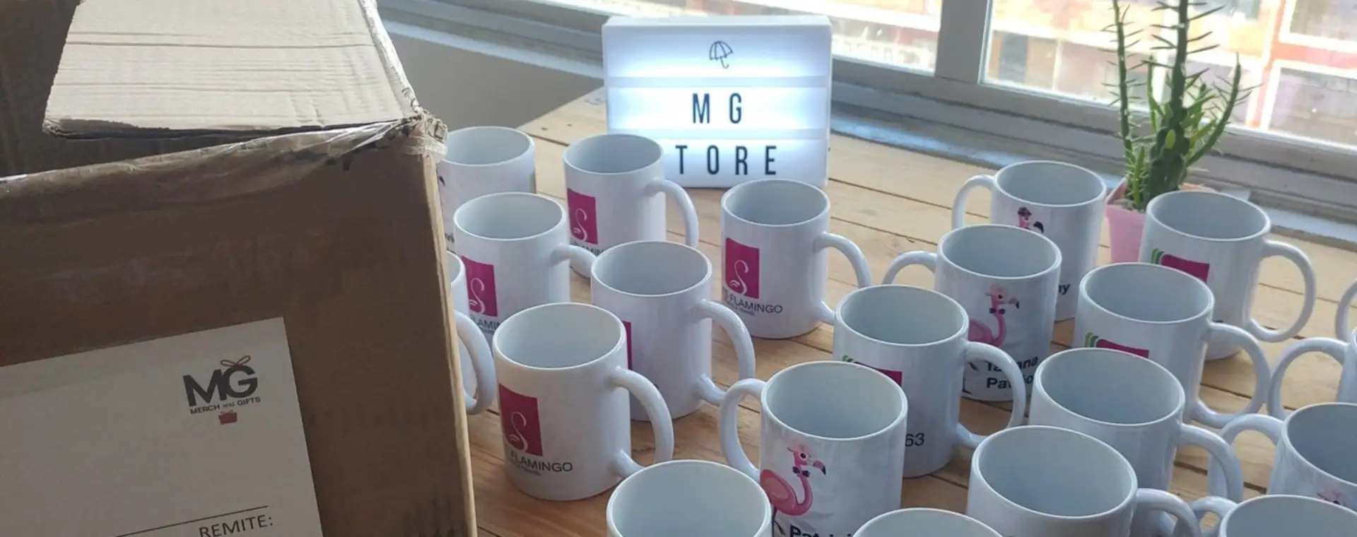 Pedido de mugs personalizados listos para empacar en el taller de MG Promocionales