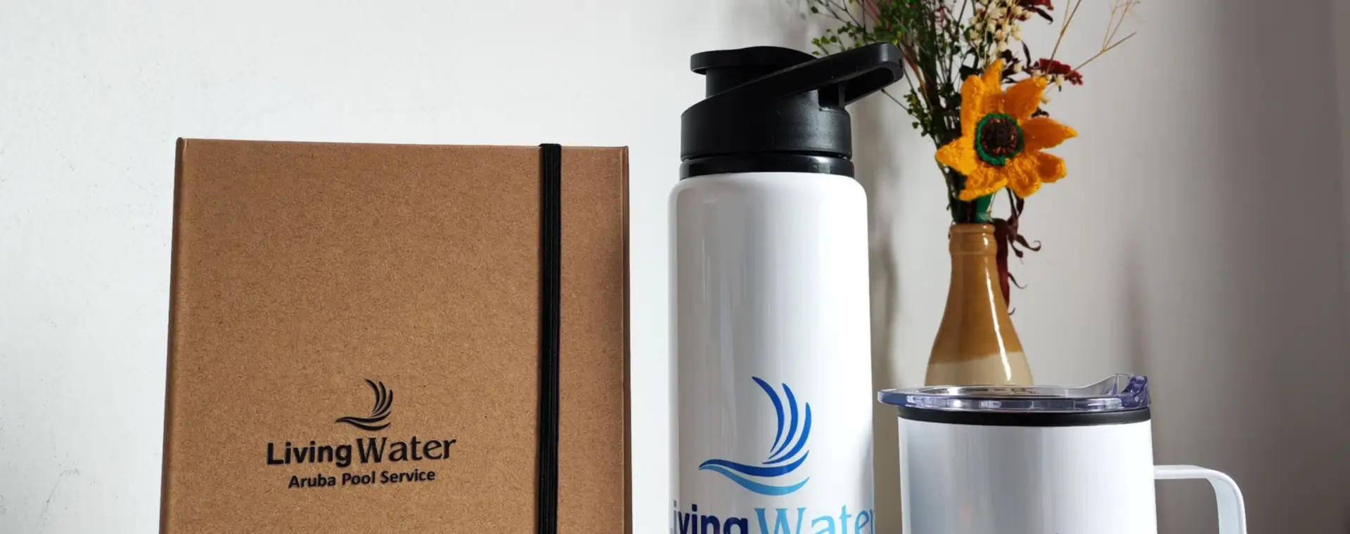 Kit corporativo real con libreta, botella, mug y llavero personalizados por MG Promocionales en Bogotá