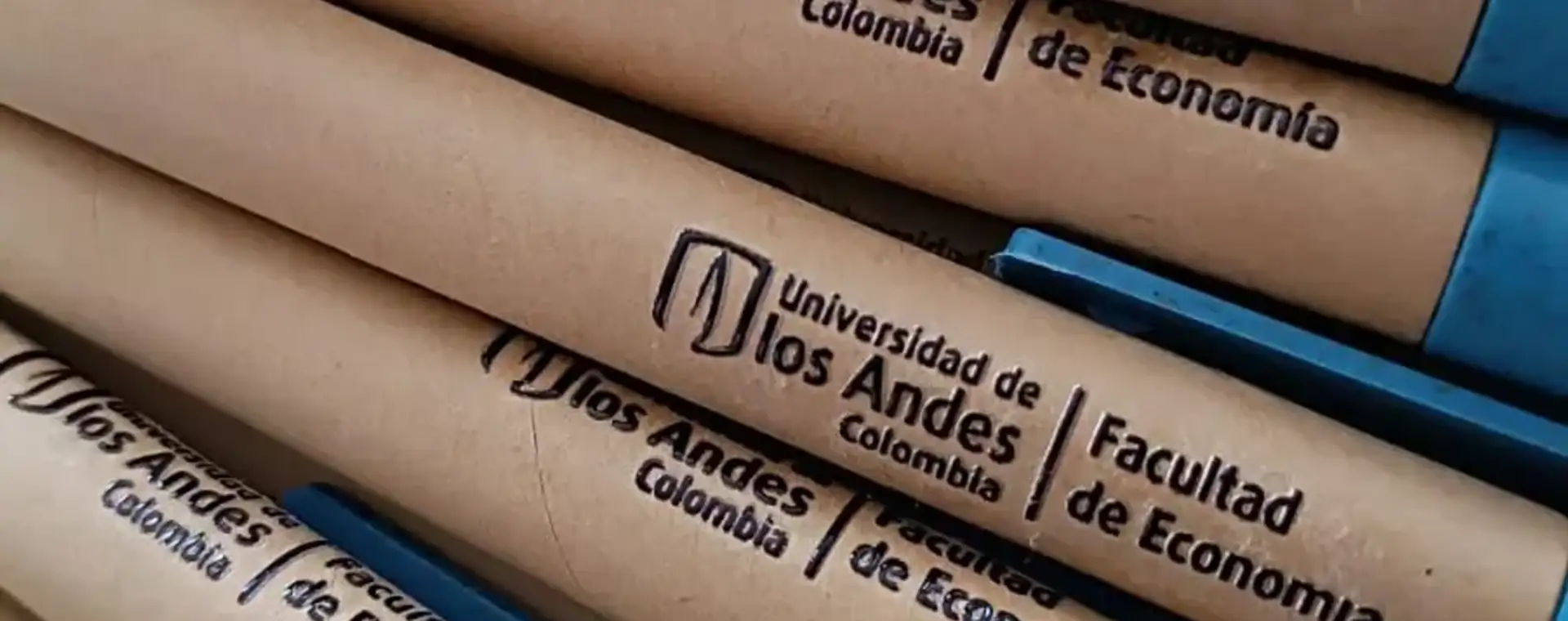 Bolígrafos ecológicos de cartón kraft marcados para la Facultad de Economía de la Universidad de los Andes
