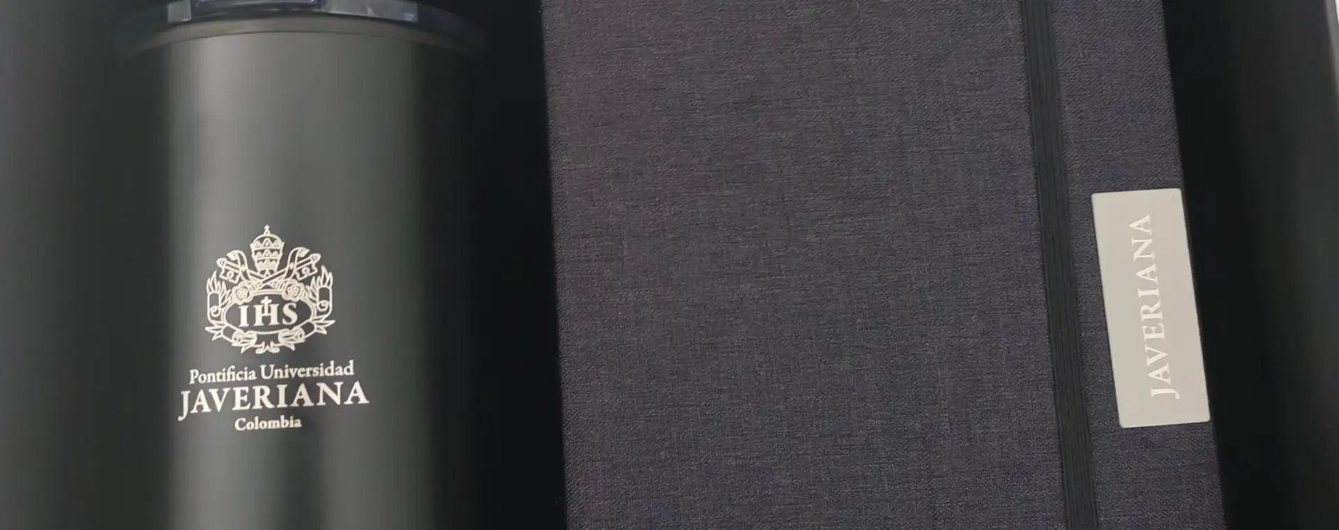 Kit de regalo corporativo real con termo, libreta y bolígrafo marcados para la Universidad Javeriana