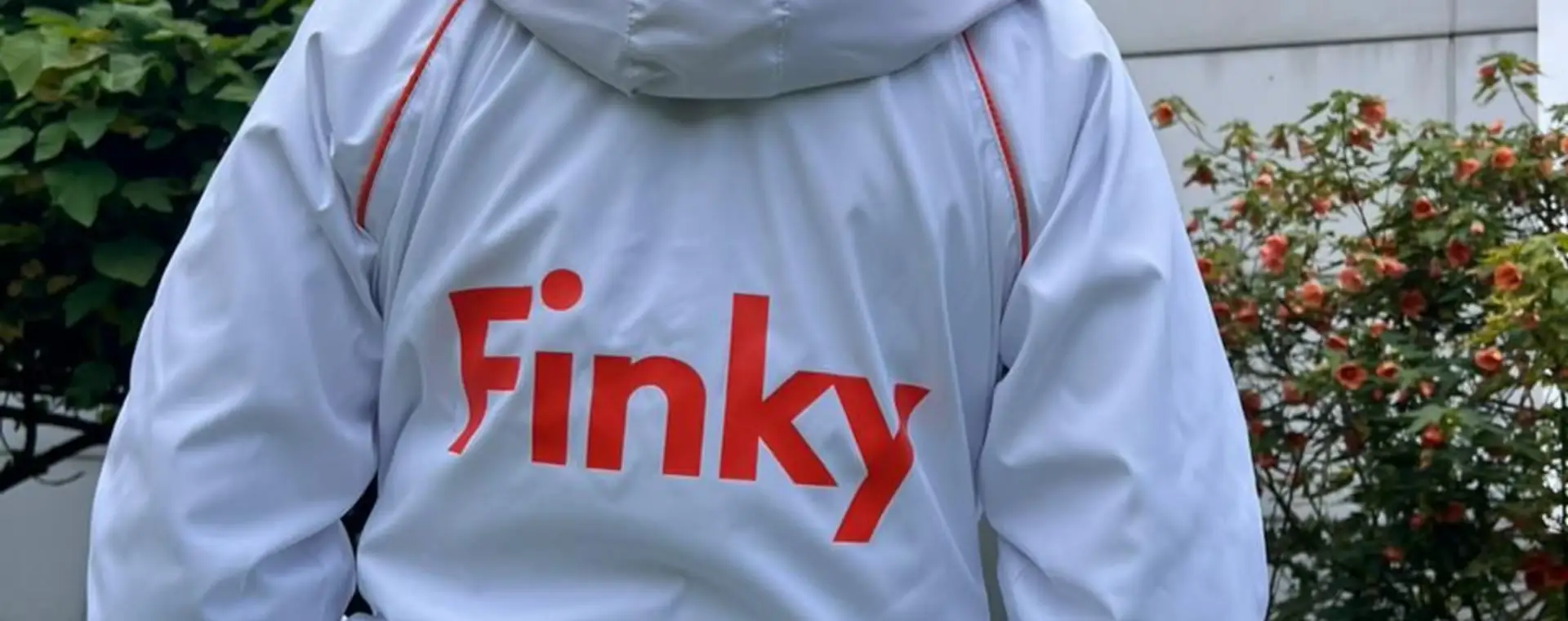 Chaqueta blanca con logo rojo estampado en la espalda