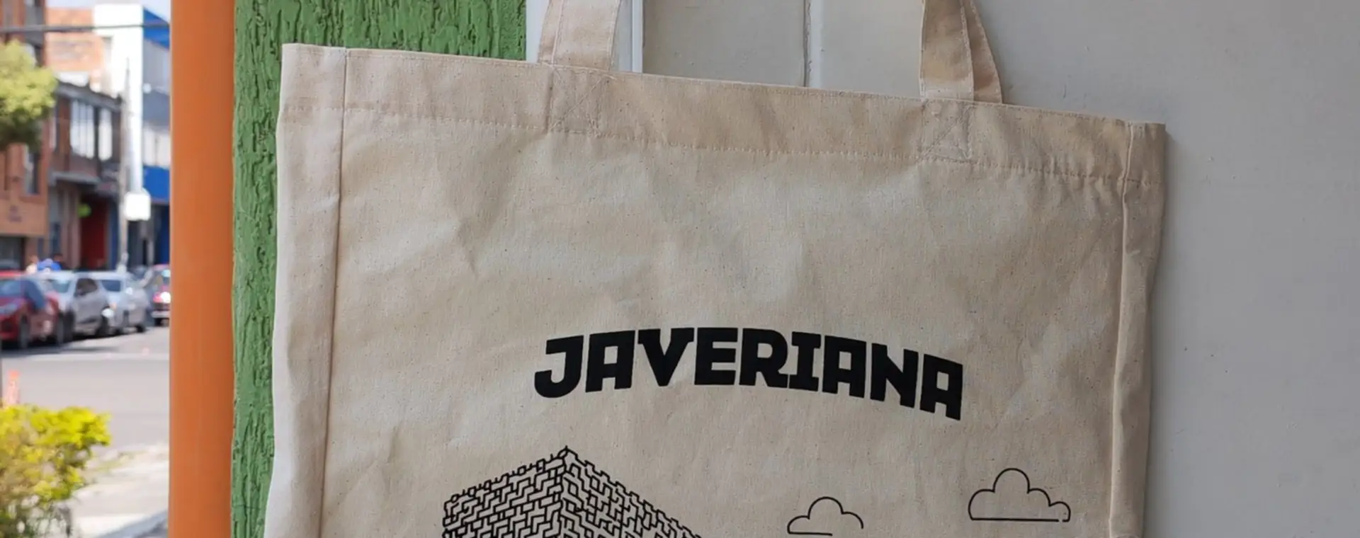 Bolsa de tela cruda con ilustración de un edificio estampada