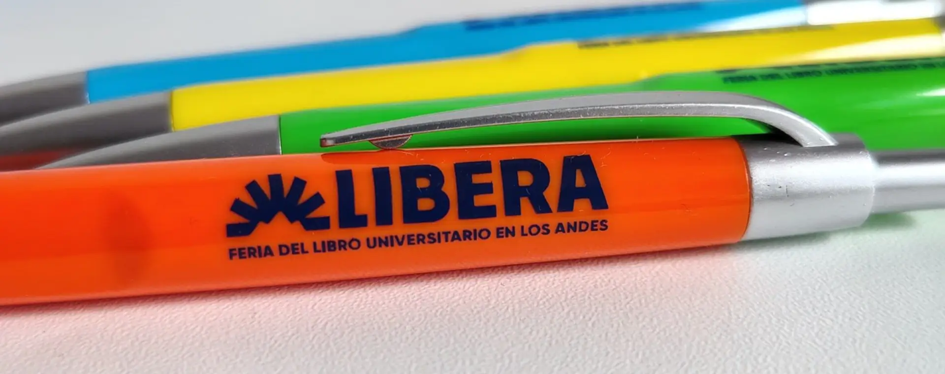 Bolígrafos de colores personalizados con el logo de una feria del libro