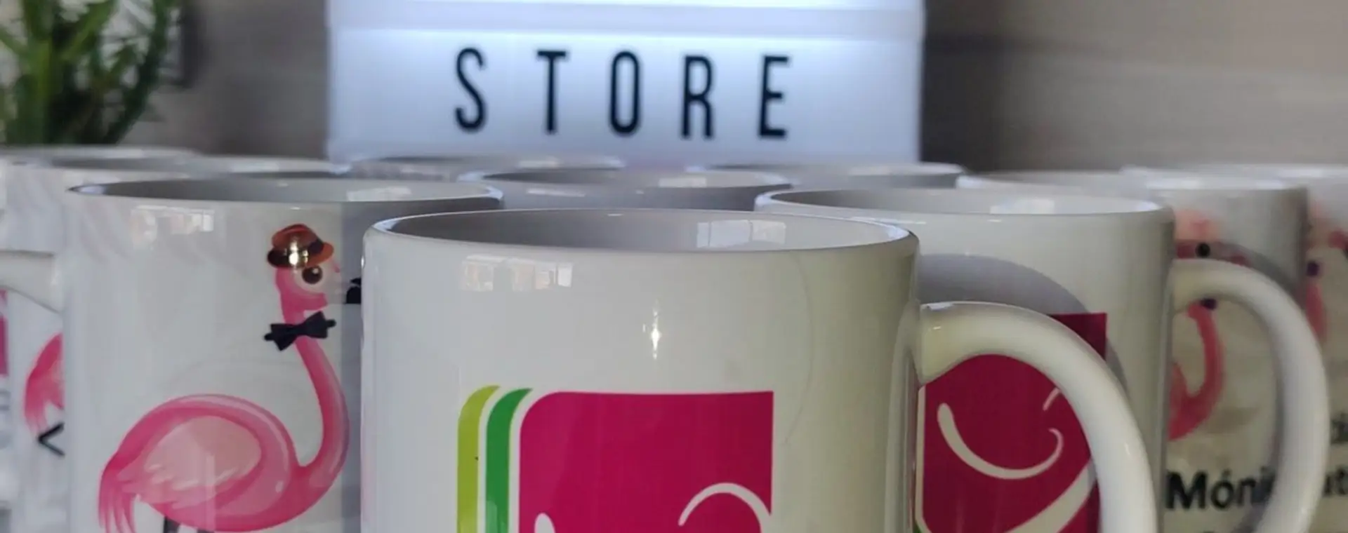 Mugs blancos personalizados a todo color con logos y nombres