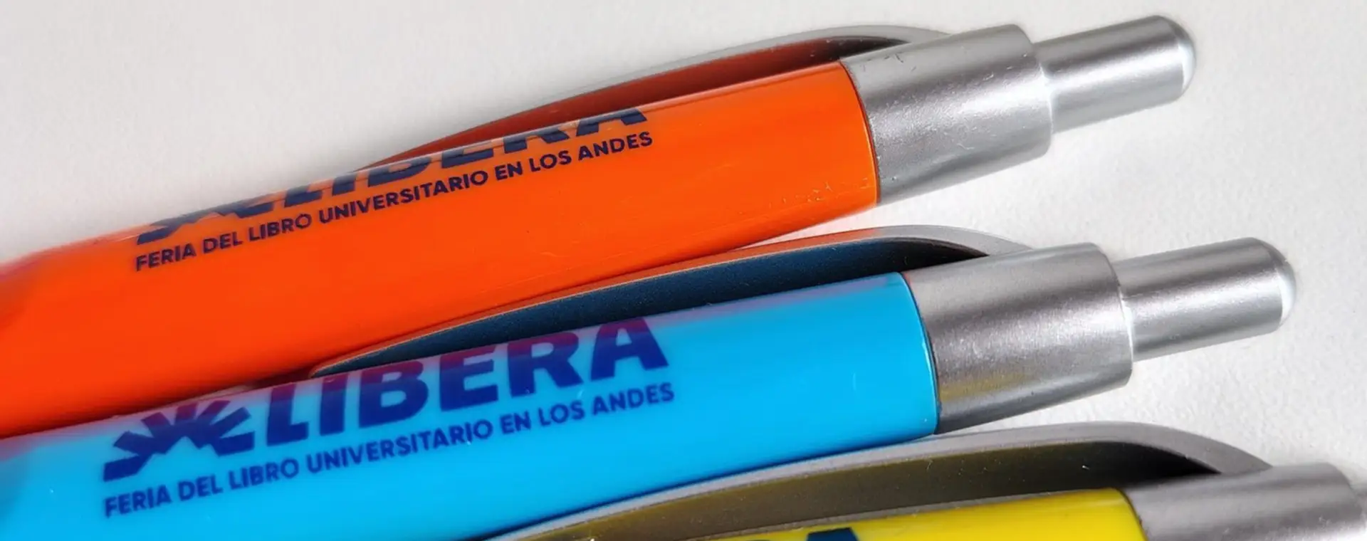Bolígrafos de colores con logo marcado en el cuerpo