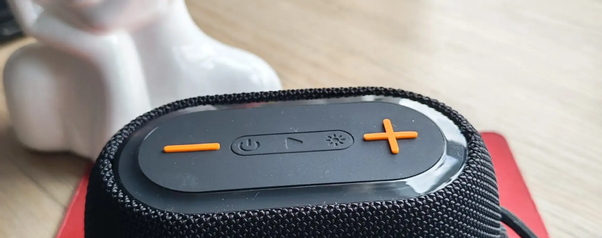 Parlante bluetooth negro personalizado con logo sobre un escritorio