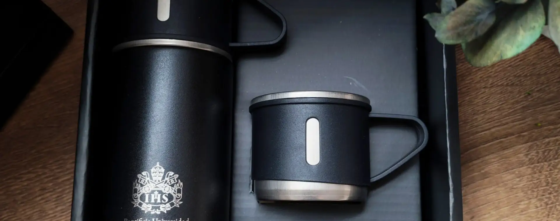 Set de termo negro con dos tazas metálicas en caja con logo grabado