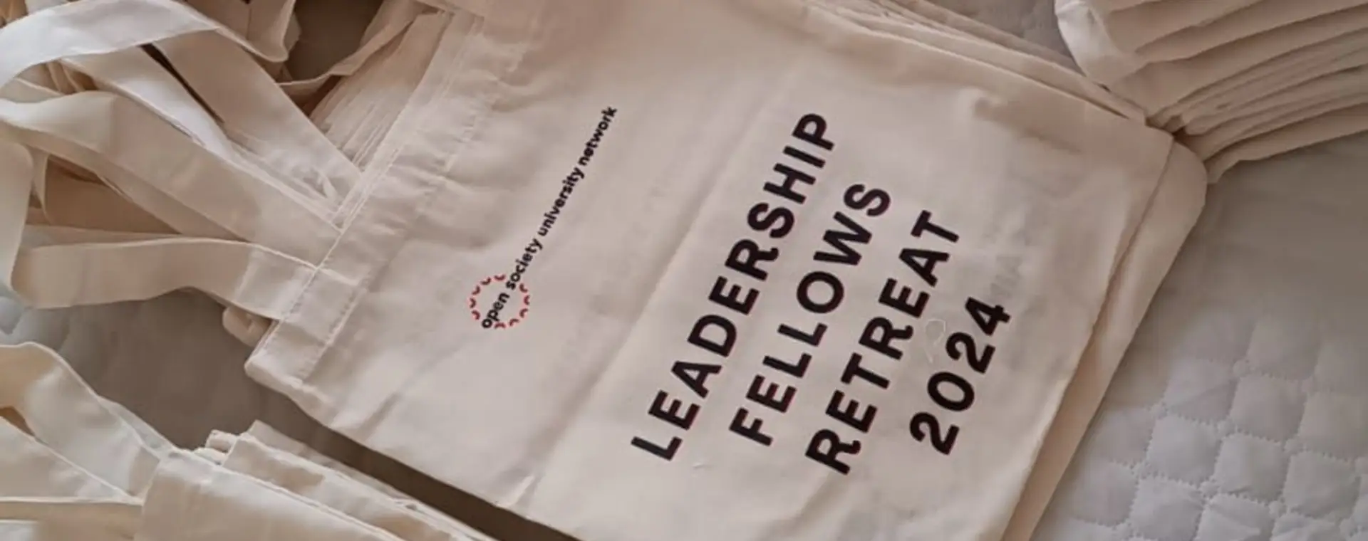 Bolsas de tela cruda personalizadas con el nombre de un evento