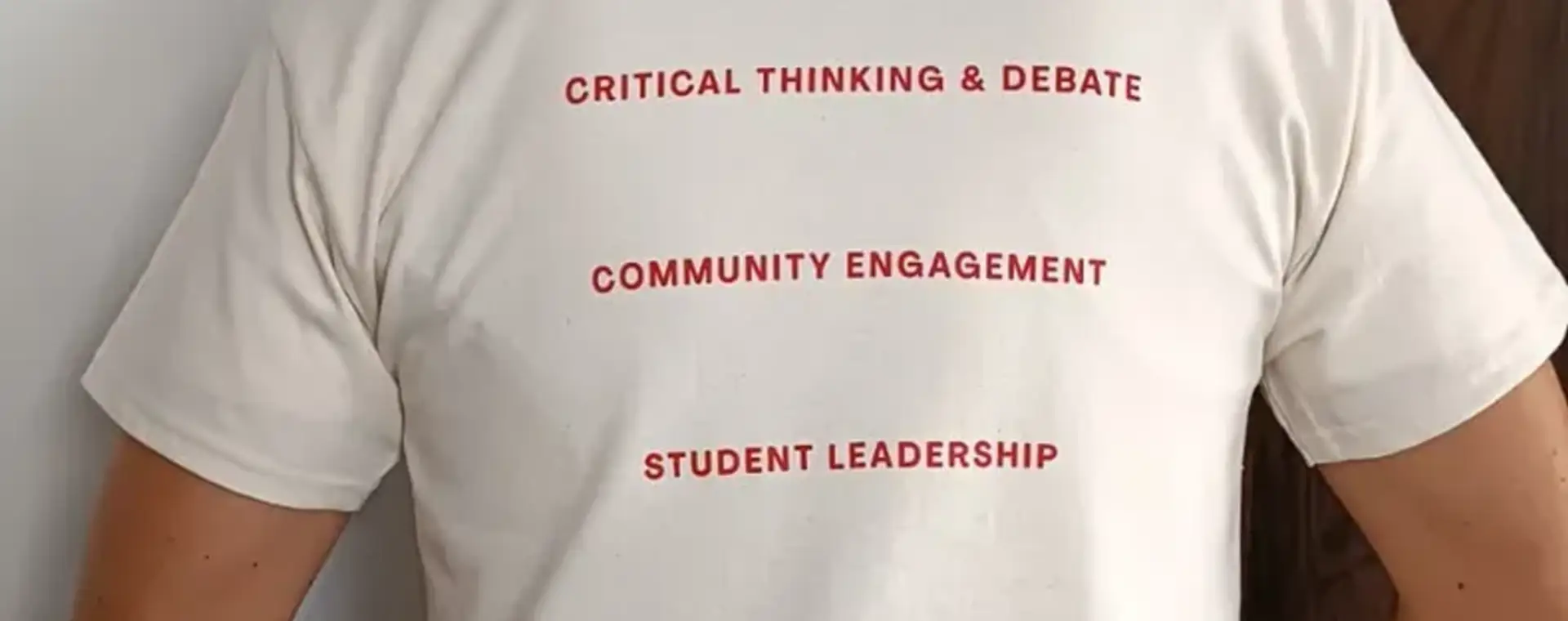 Camiseta blanca con textos estampados en rojo en la espalda