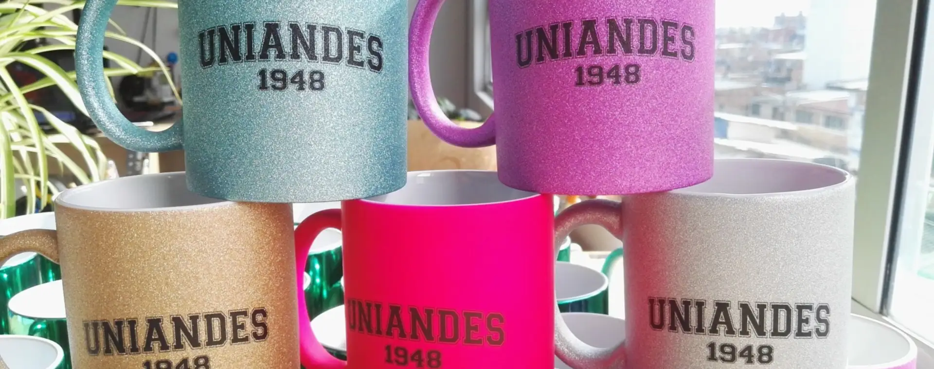 Mugs con acabado brillante de varios colores personalizados con el nombre de una universidad