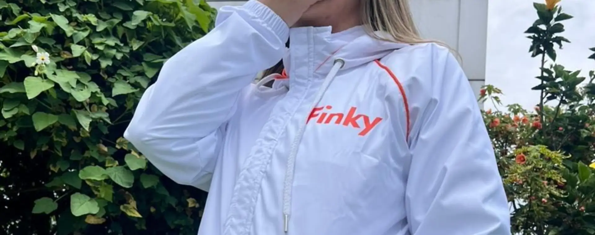 Chaqueta blanca con logo rojo aplicado en el pecho