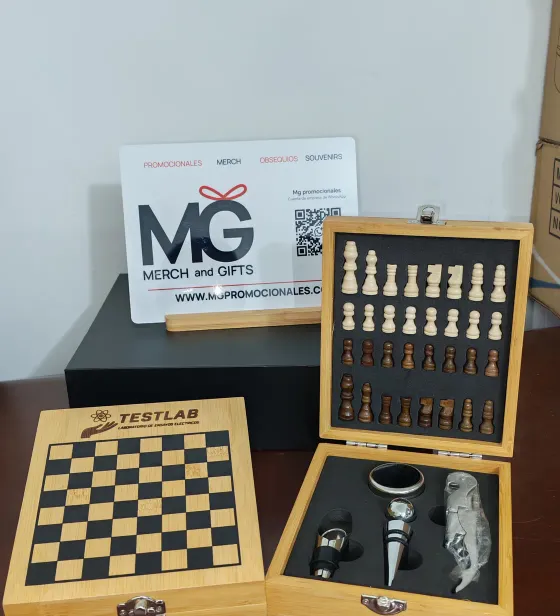Aviso de MG Merch and Gifts junto a sets de ajedrez y vino personalizados en nuestro taller