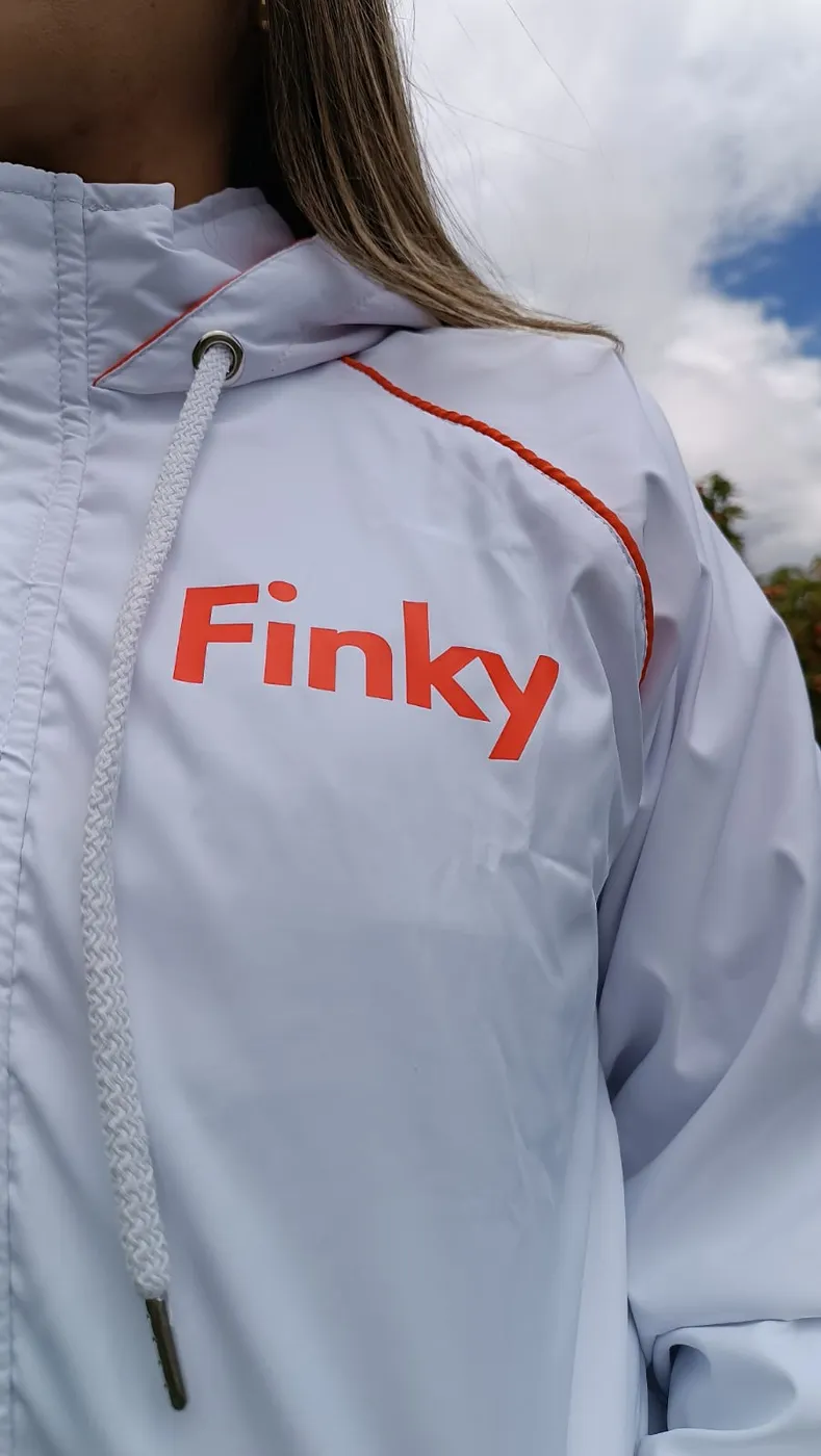Chaqueta corporativa blanca con logo aplicado
