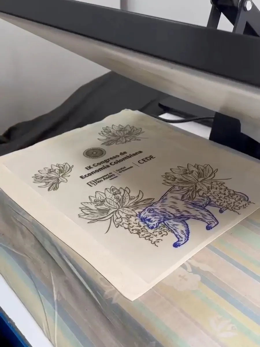 Termofijado de un diseño DTF sobre una bolsa de tela en la prensa térmica